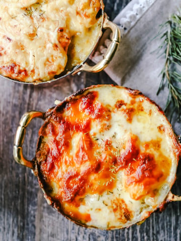 Cheesy Potatoes Au Gratin Homemade cheesy scalloped potatoes with a rich cream sauce and melted cheddar cheese. The perfect potato side dish recipe! www.modernhoney.com #scallopedpotatoes #augratinpotatoes #cheesypotatoes #potatoesaugratin
