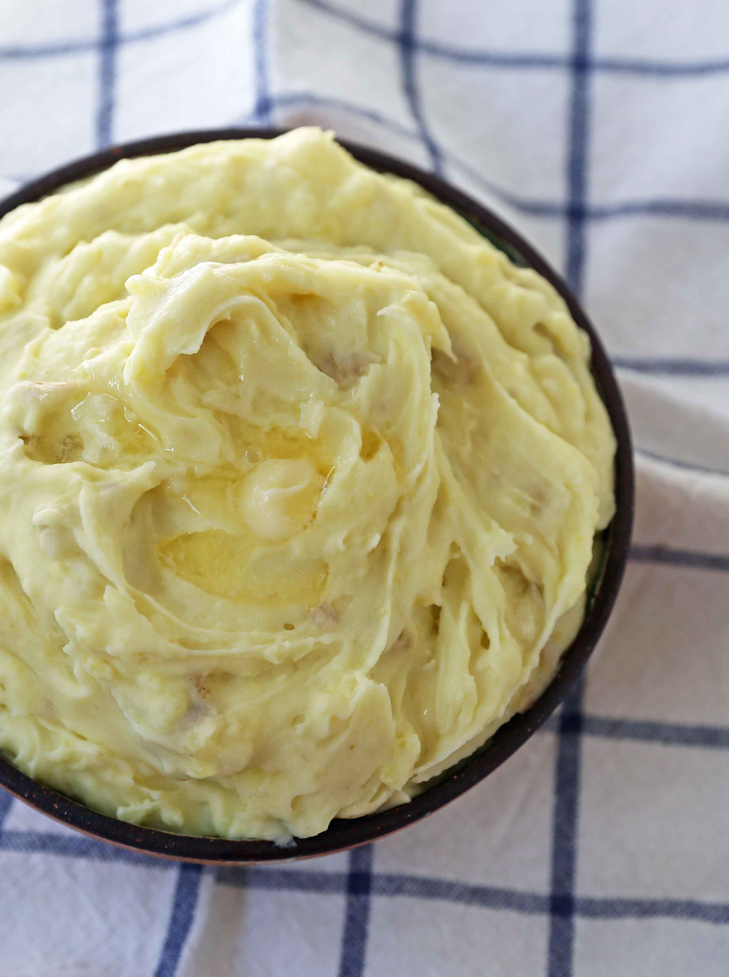 Perfect Creamy Mashed Potatoes. Simple, foolproof, creamy classic mashed potatoes recipe. This is a classic side dish that everyone will love! How to make the BEST Mashed Potatoes. www.modernhoney.com #mashedpotatoes #potatoes #thanksgiving #thanksgivingsidedish