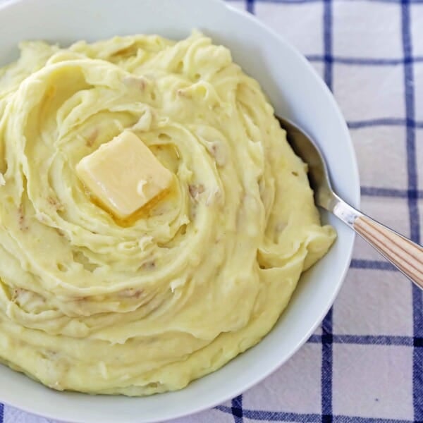 Perfect Creamy Mashed Potatoes. Simple, foolproof, creamy classic mashed potatoes recipe. This is a classic side dish that everyone will love! How to make the BEST Mashed Potatoes. www.modernhoney.com #mashedpotatoes #potatoes #thanksgiving #thanksgivingsidedish