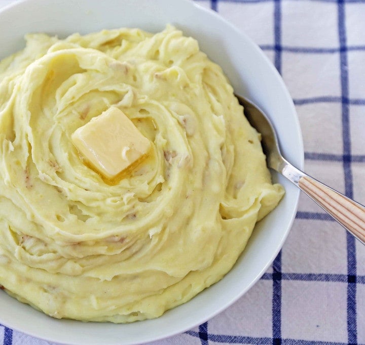 Perfect Creamy Mashed Potatoes. Simple, foolproof, creamy classic mashed potatoes recipe. This is a classic side dish that everyone will love! How to make the BEST Mashed Potatoes. www.modernhoney.com #mashedpotatoes #potatoes #thanksgiving #thanksgivingsidedish