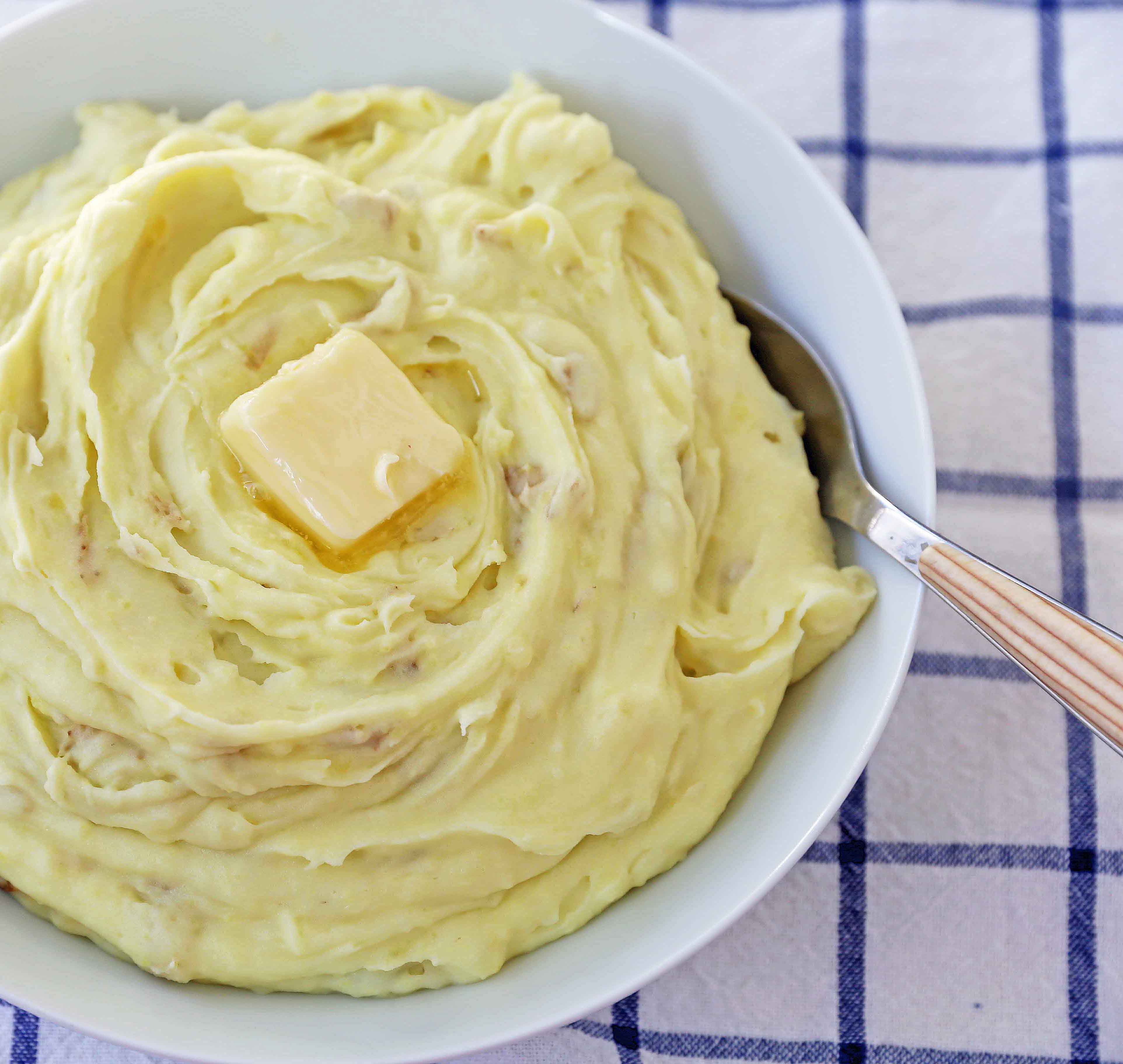 Perfect Creamy Mashed Potatoes. Simple, foolproof, creamy classic mashed potatoes recipe. This is a classic side dish that everyone will love! How to make the BEST Mashed Potatoes. www.modernhoney.com #mashedpotatoes #potatoes #thanksgiving #thanksgivingsidedish 