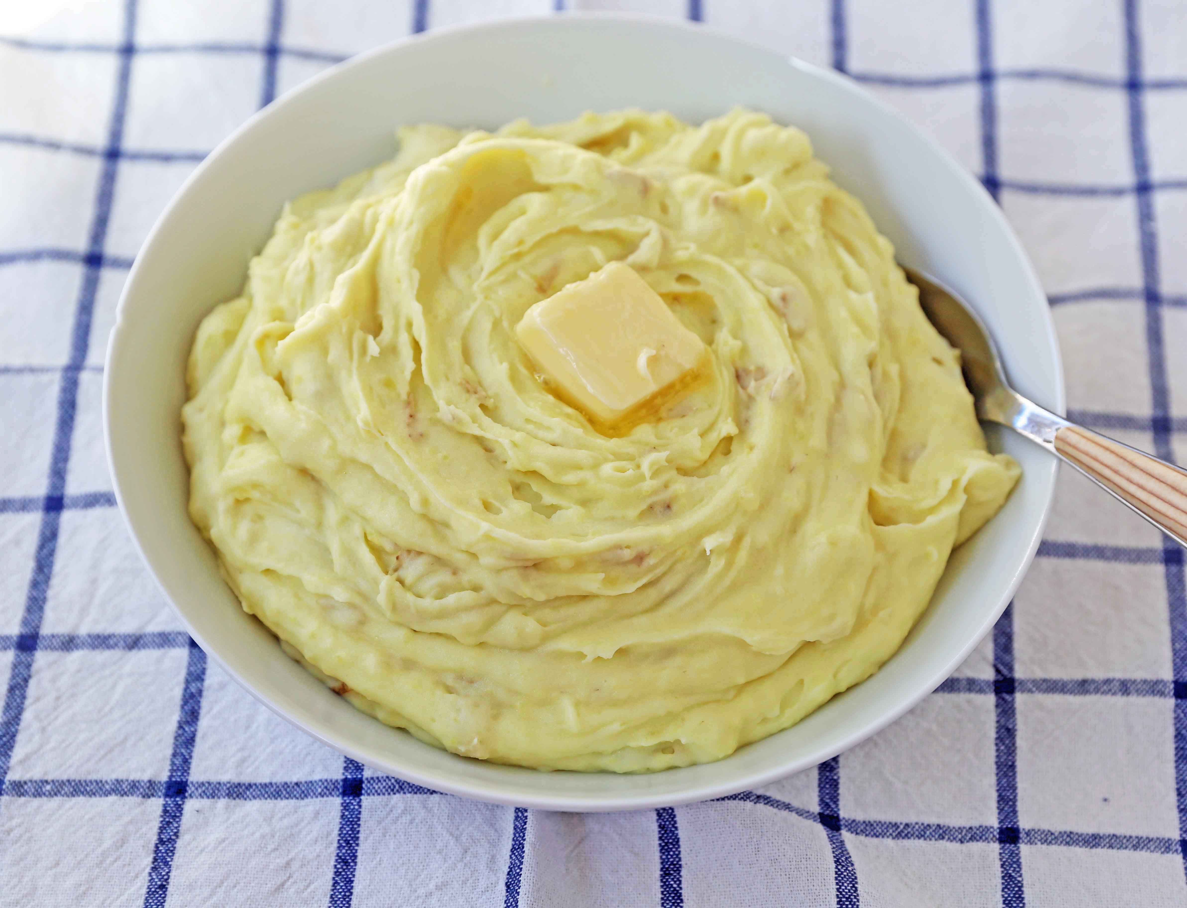 Perfect Creamy Mashed Potatoes. Simple, foolproof, creamy classic mashed potatoes recipe. This is a classic side dish that everyone will love! How to make the BEST Mashed Potatoes. www.modernhoney.com #mashedpotatoes #potatoes #thanksgiving #thanksgivingsidedish