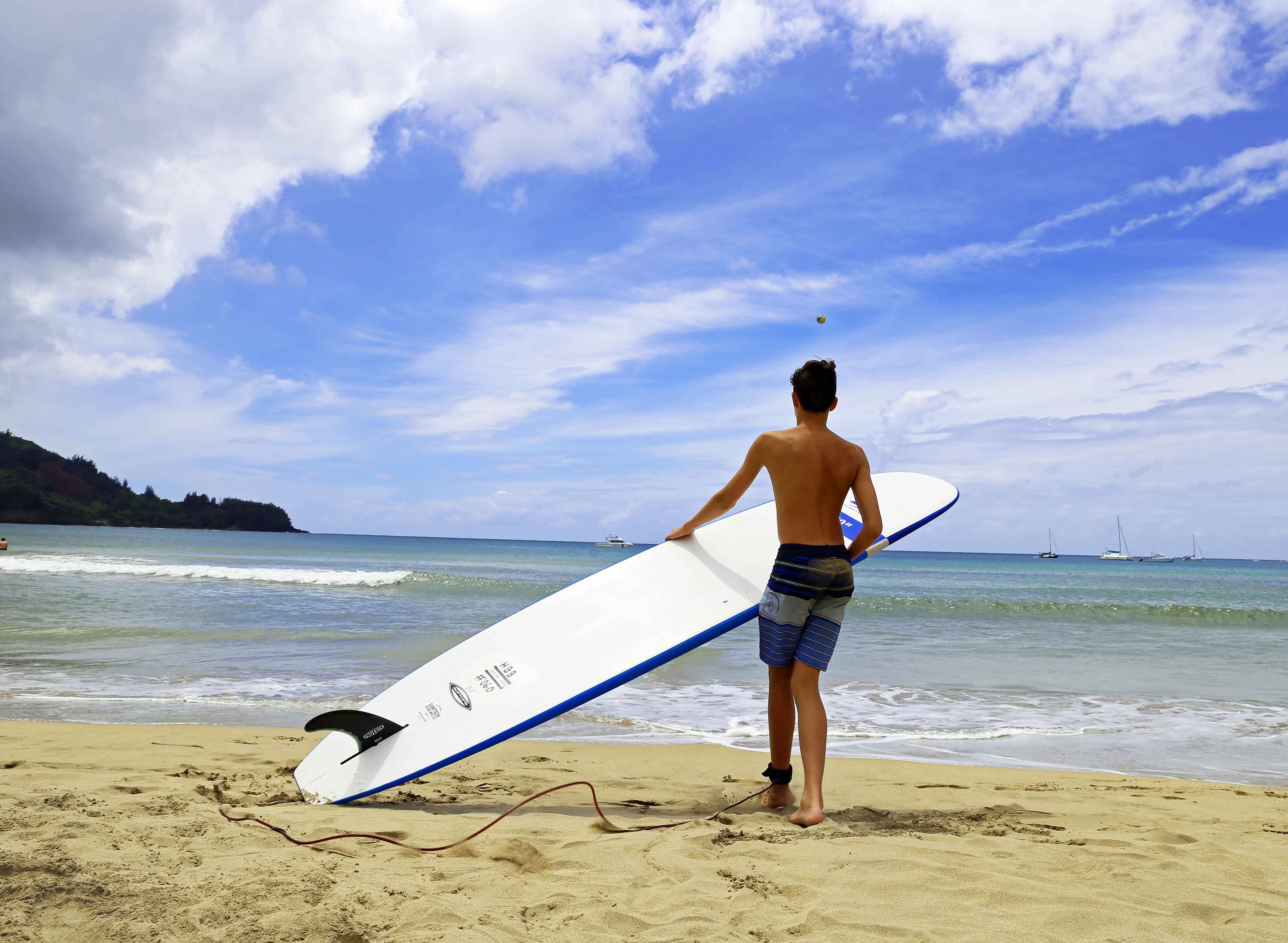 Kauai Hawaii Travel Guide. Surfing in Hanalei Bay