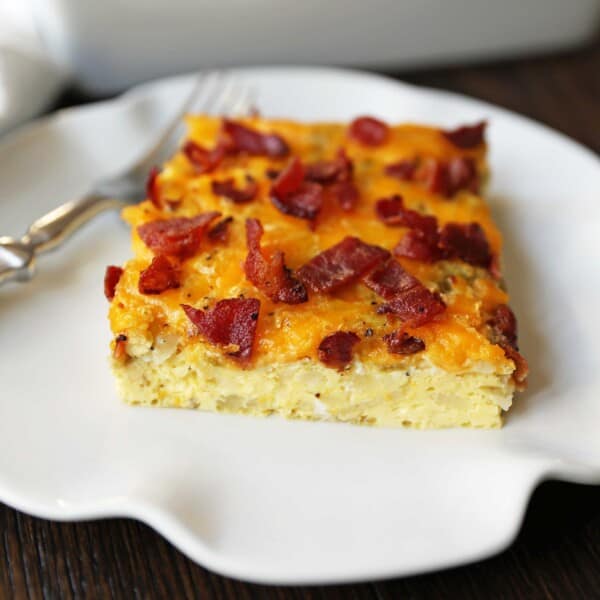 Bacon Egg and Cheese Casserole. An easy breakfast casserole recipe. Green Chili Bacon Cheese Egg Breakfast Souffle. www.modernhoney.com #breakfast #eggs #eggdish #eggcasserole #breakfastcasserole #christmas #christmasbreakfast #christmascasserole