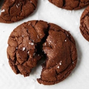 Chocolate Brownie Cookies. Rich, decadent triple chocolate cookies are so decadent. The perfect chocolate brownie cookie recipe! www.modernhoney.com #chocolatebrowniecookies #browniecookies #chocolatecookies