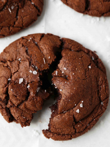 Chocolate Brownie Cookies. Rich, decadent triple chocolate cookies are so decadent. The perfect chocolate brownie cookie recipe! www.modernhoney.com #chocolatebrowniecookies #browniecookies #chocolatecookies