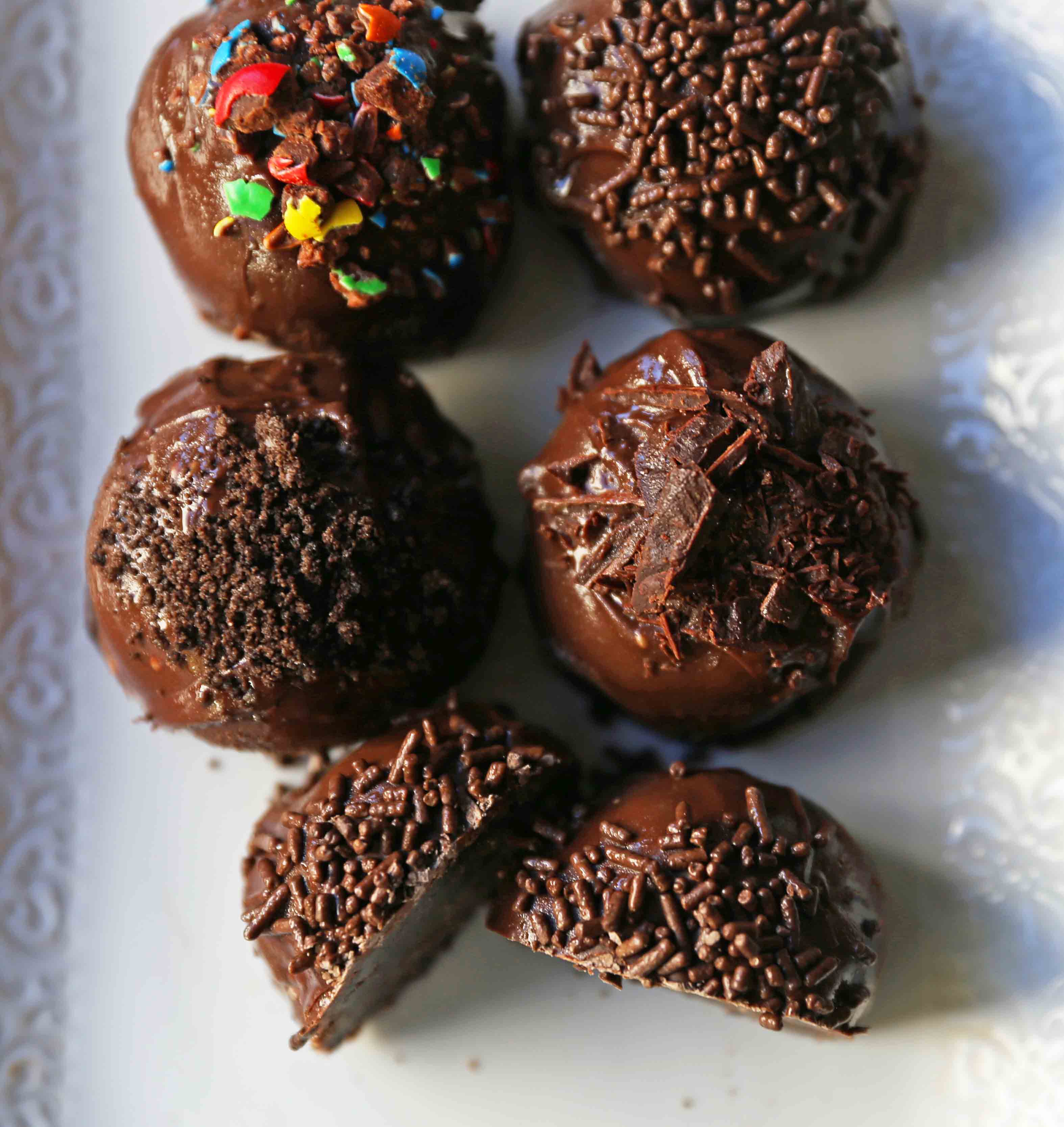 Oreo Truffles Recipe. Creamy Oreo truffles with a rich chocolate coating. An easy homemade chocolate truffle with only 4 ingredients! The BEST Oreo Truffles Recipe. www.modernhoney.com #truffles #truffle #chocolatetruffle #oreotruffle #oreotruffles #christmasgoodies 