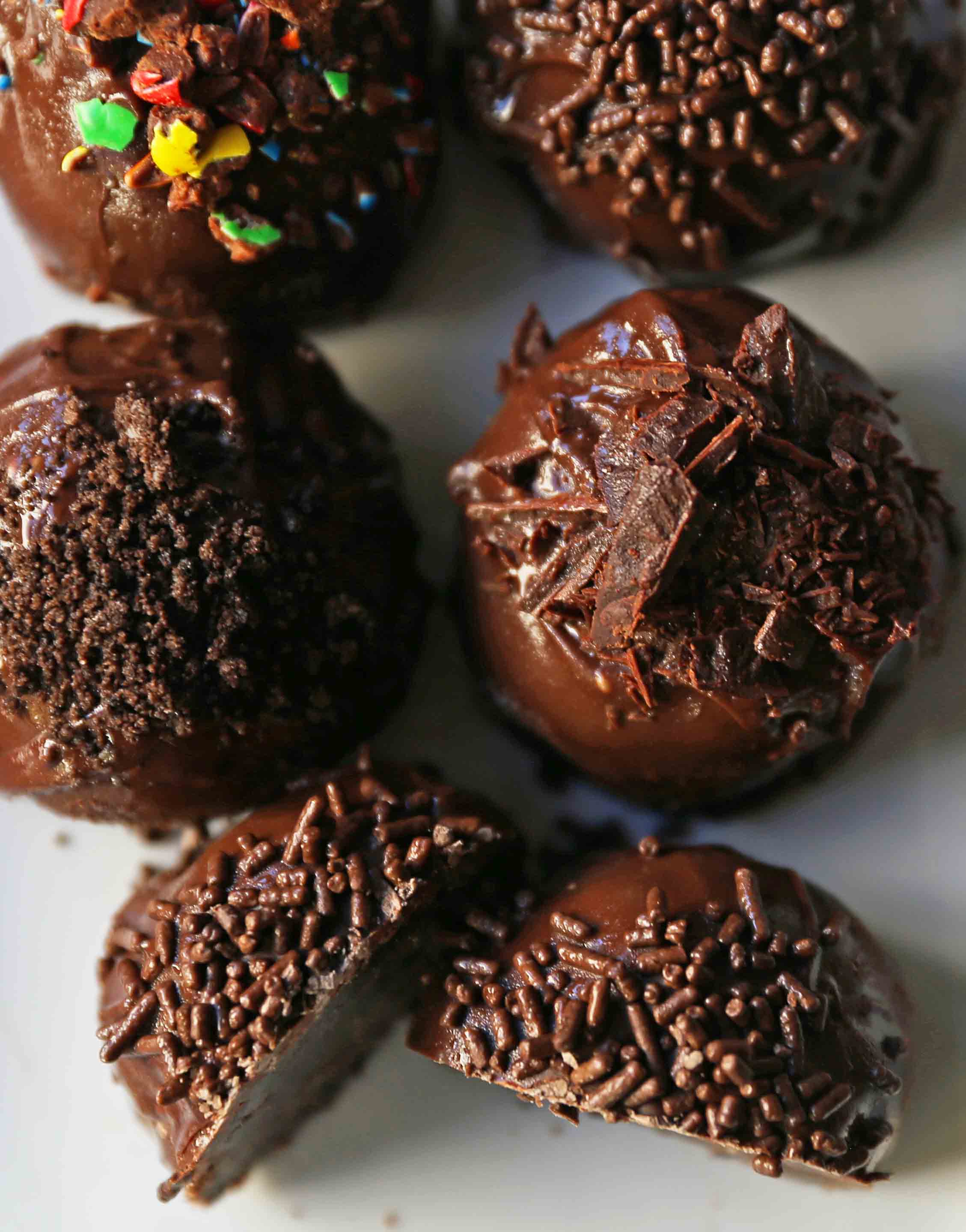 Oreo Truffles Recipe. Creamy Oreo truffles with a rich chocolate coating. An easy homemade chocolate truffle with only 4 ingredients! The BEST Oreo Truffles Recipe. www.modernhoney.com #truffles #truffle #chocolatetruffle #oreotruffle #oreotruffles #christmasgoodies 