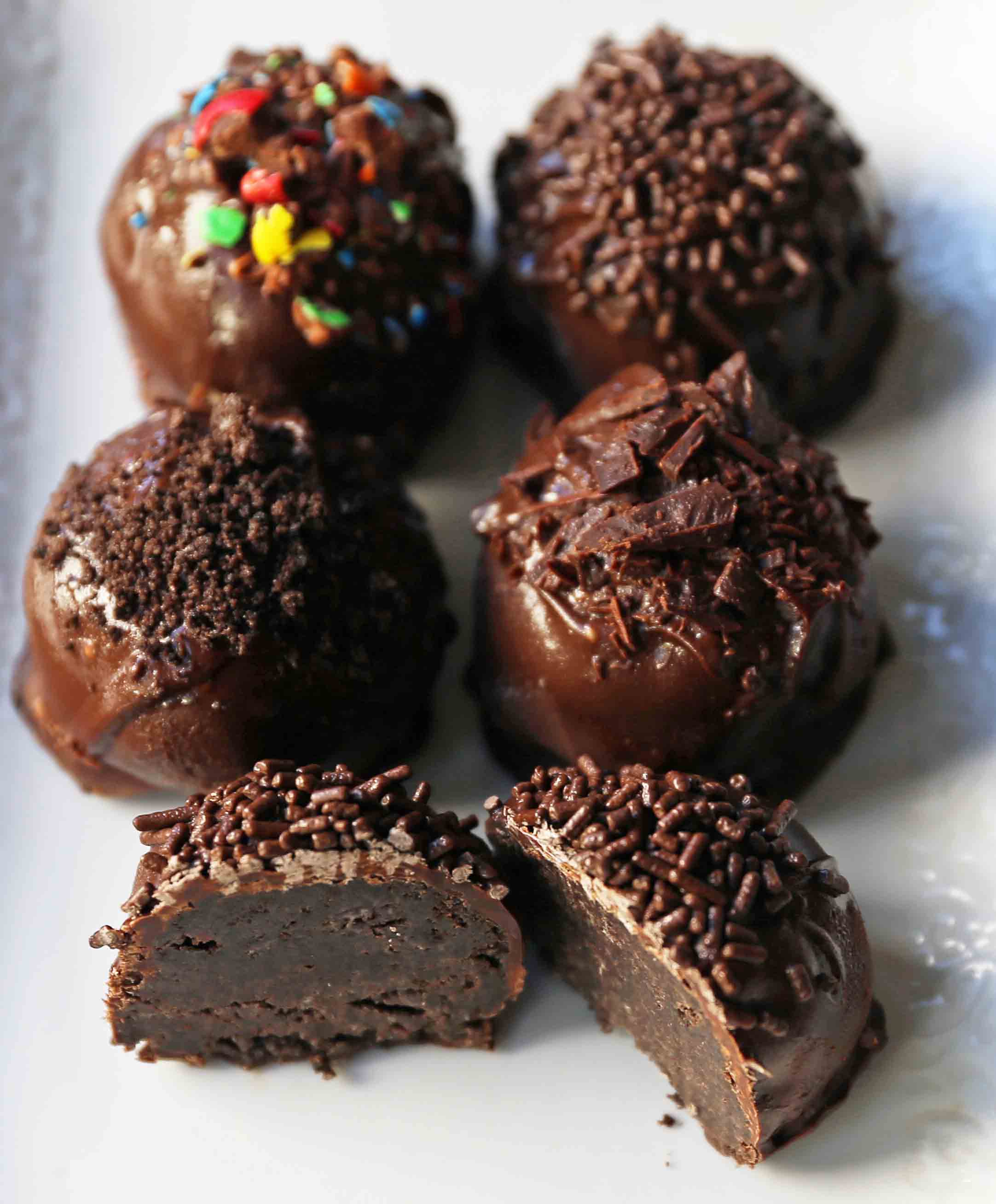 Oreo Truffles Recipe. Creamy Oreo truffles with a rich chocolate coating. An easy homemade chocolate truffle with only 4 ingredients! The BEST Oreo Truffles Recipe. www.modernhoney.com #truffles #truffle #chocolatetruffle #oreotruffle #oreotruffles #christmasgoodies 