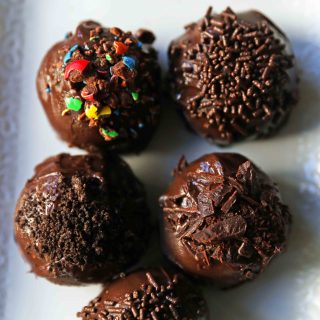 Oreo Truffles Recipe. Creamy Oreo truffles with a rich chocolate coating. An easy homemade chocolate truffle with only 4 ingredients! The BEST Oreo Truffles Recipe. www.modernhoney.com #truffles #truffle #chocolatetruffle #oreotruffle #oreotruffles #christmasgoodies