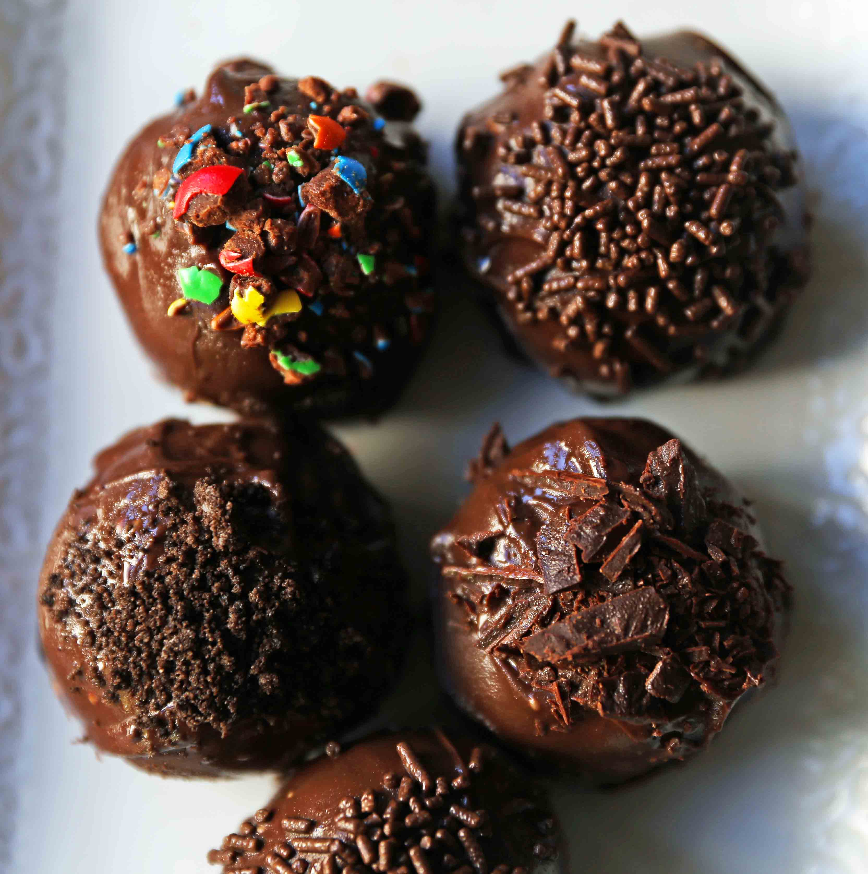 Oreo Truffles Recipe. Creamy Oreo truffles with a rich chocolate coating. An easy homemade chocolate truffle with only 4 ingredients! The BEST Oreo Truffles Recipe. www.modernhoney.com #truffles #truffle #chocolatetruffle #oreotruffle #oreotruffles #christmasgoodies 
