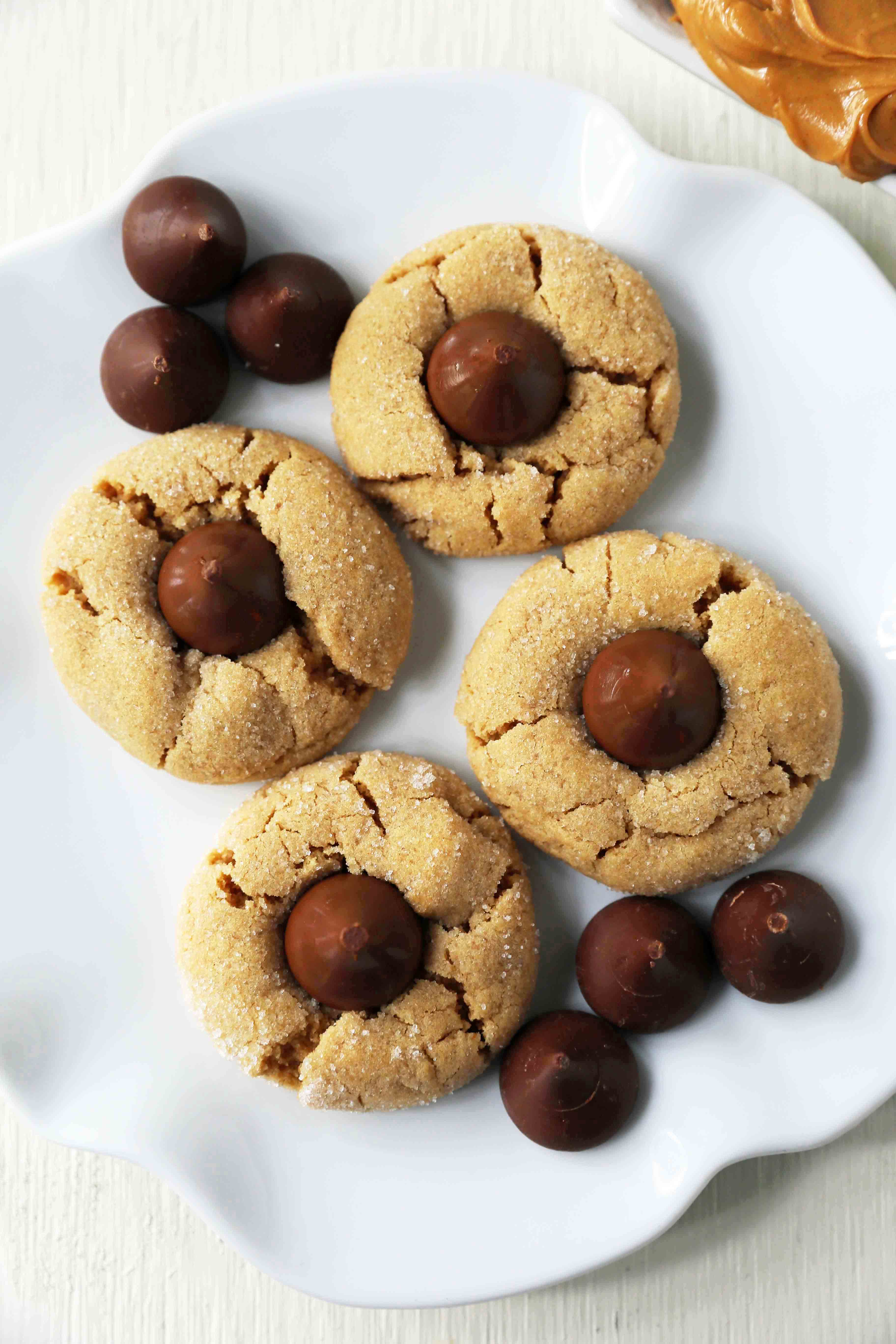 Peanut Butter Blossoms Cookies. Peanut Butter Chocolate Kiss Cookies are such a popular cookie recipe. Everyone loves these Kiss Cookies! www.modernhoney.com #chocolatepeanutbuttercookies #kisscookies #chocolatekisscookies #peanutbuttercookies #christmascookies