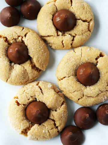 Peanut Butter Blossoms Cookies. Peanut Butter Chocolate Kiss Cookies are such a popular cookie recipe. Everyone loves these Kiss Cookies! www.modernhoney.com #chocolatepeanutbuttercookies #kisscookies #chocolatekisscookies #peanutbuttercookies #christmascookies