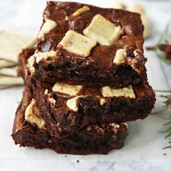 Peppermint Bark Chocolate Brownies. Decadent homemade chocolate brownies with white chocolate peppermint bark. The perfect Christmas holiday brownie. www.modernhoney.com #peppermintbarkbrownies #peppermintbrownies #christmasbrownies