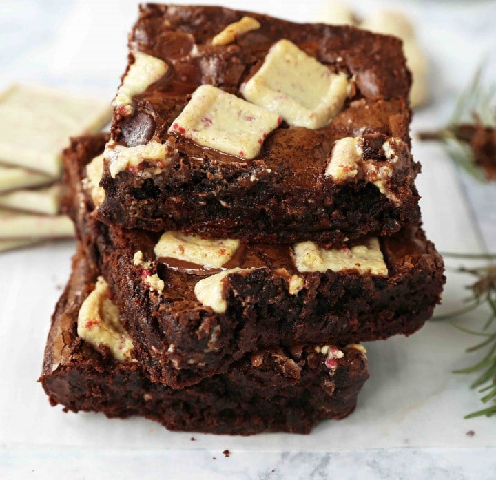 Peppermint Bark Chocolate Brownies. Decadent homemade chocolate brownies with white chocolate peppermint bark. The perfect Christmas holiday brownie. www.modernhoney.com #peppermintbarkbrownies #peppermintbrownies #christmasbrownies