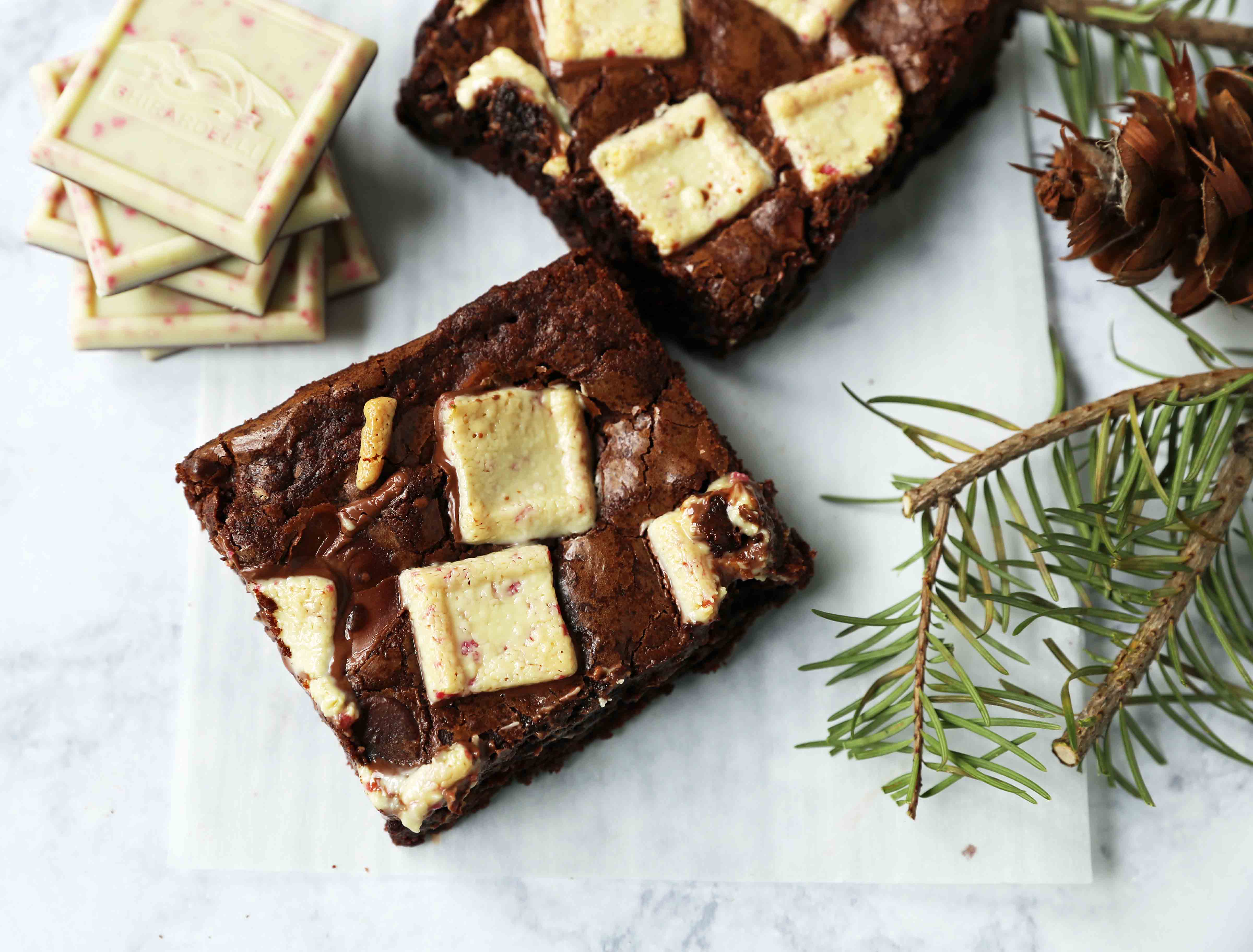 Peppermint Bark Chocolate Brownies. Decadent homemade chocolate brownies with white chocolate peppermint bark. The perfect Christmas holiday brownie. www.modernhoney.com #peppermintbarkbrownies #peppermintbrownies #christmasbrownies 