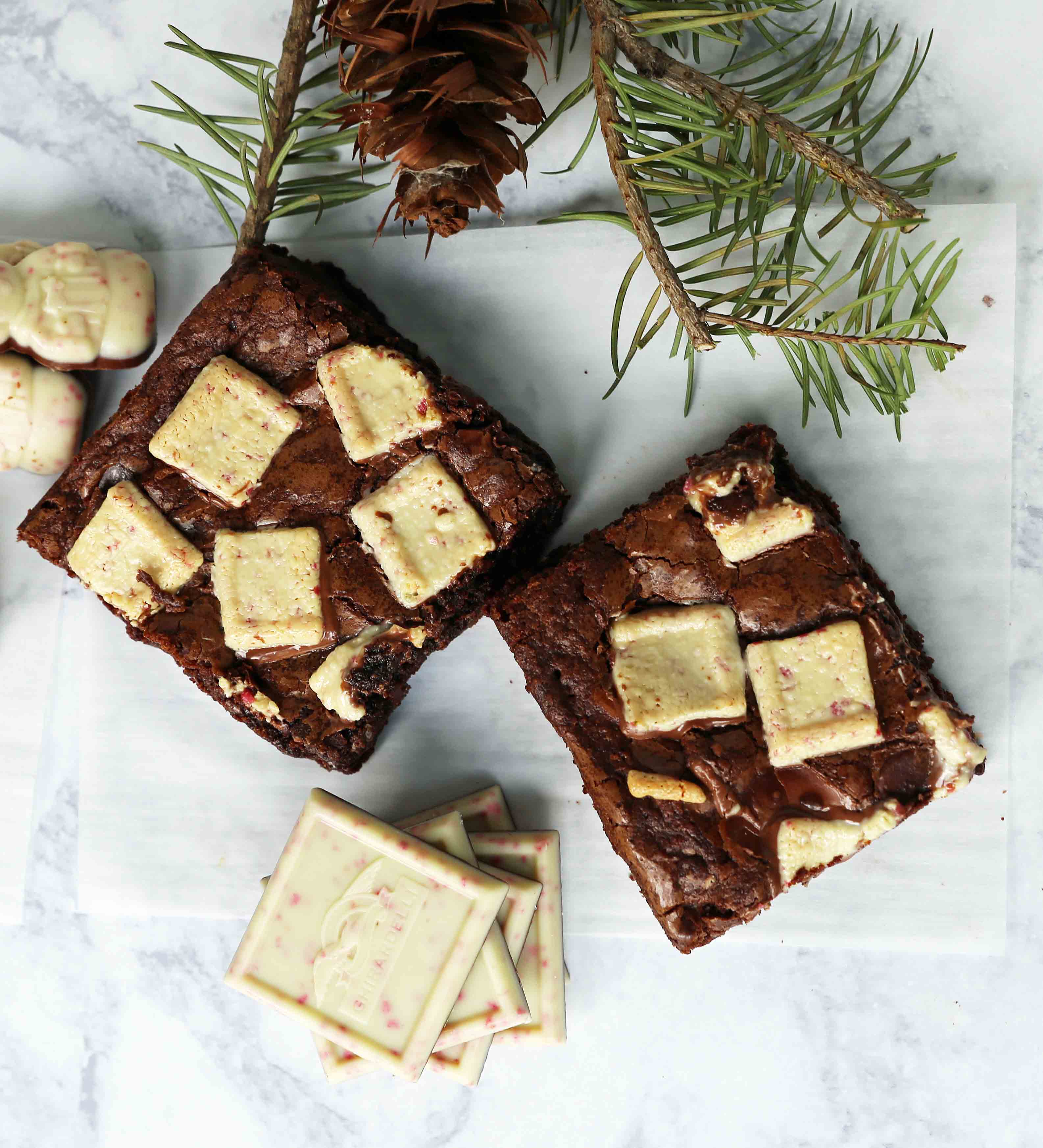 Peppermint Bark Chocolate Brownies. Decadent homemade chocolate brownies with white chocolate peppermint bark. The perfect Christmas holiday brownie. www.modernhoney.com #peppermintbarkbrownies #peppermintbrownies #christmasbrownies 