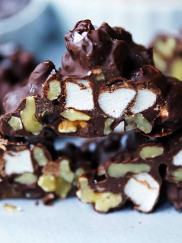 Rocky Road Candy Clusters. Easy no-bake 5-ingredients rocky road clusters made with chocolate, butterscotch, walnuts, and marshmallows. Microwave 5-ingredient Christmas candy recipe. www.modernhoney.com #chocolate #microwavecandy #5ingredients #christmascandy #rockyroad #rockyroadcandy #rockyroadclusters #chocolatemarshmallow