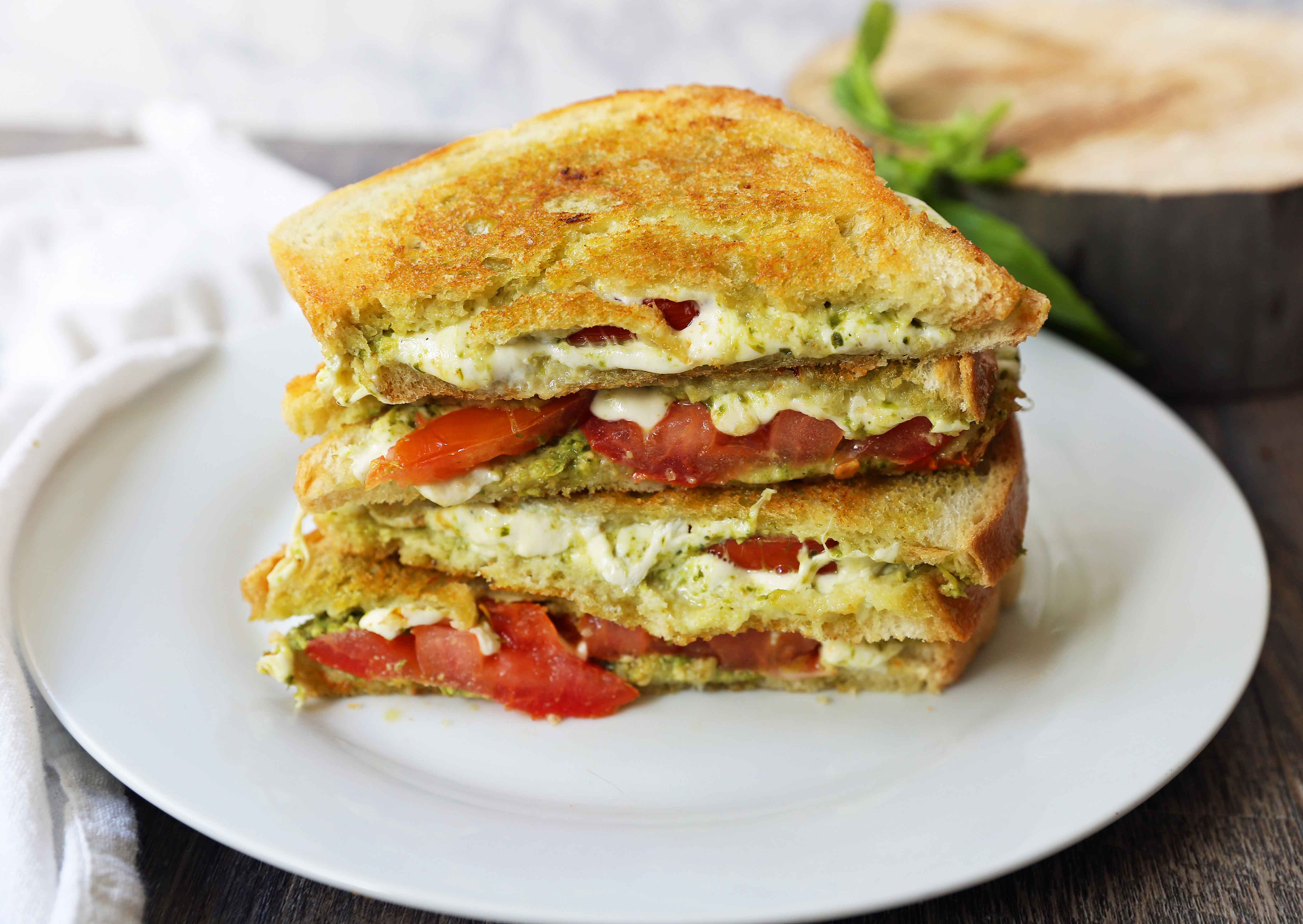 Panini de pesto con mozzarella fresca y tomate - Modern Honey ...