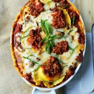 Ravioli Lasagna. Quick and Easy Lasagna Recipe made with cheese ravioli, meat sauce, and melted mozzarella cheese. How to make the best ravioli lasagna. www.modernhoney.com #lasagna #italian #italianfood #ravioli #dinner #dinnerrecipe