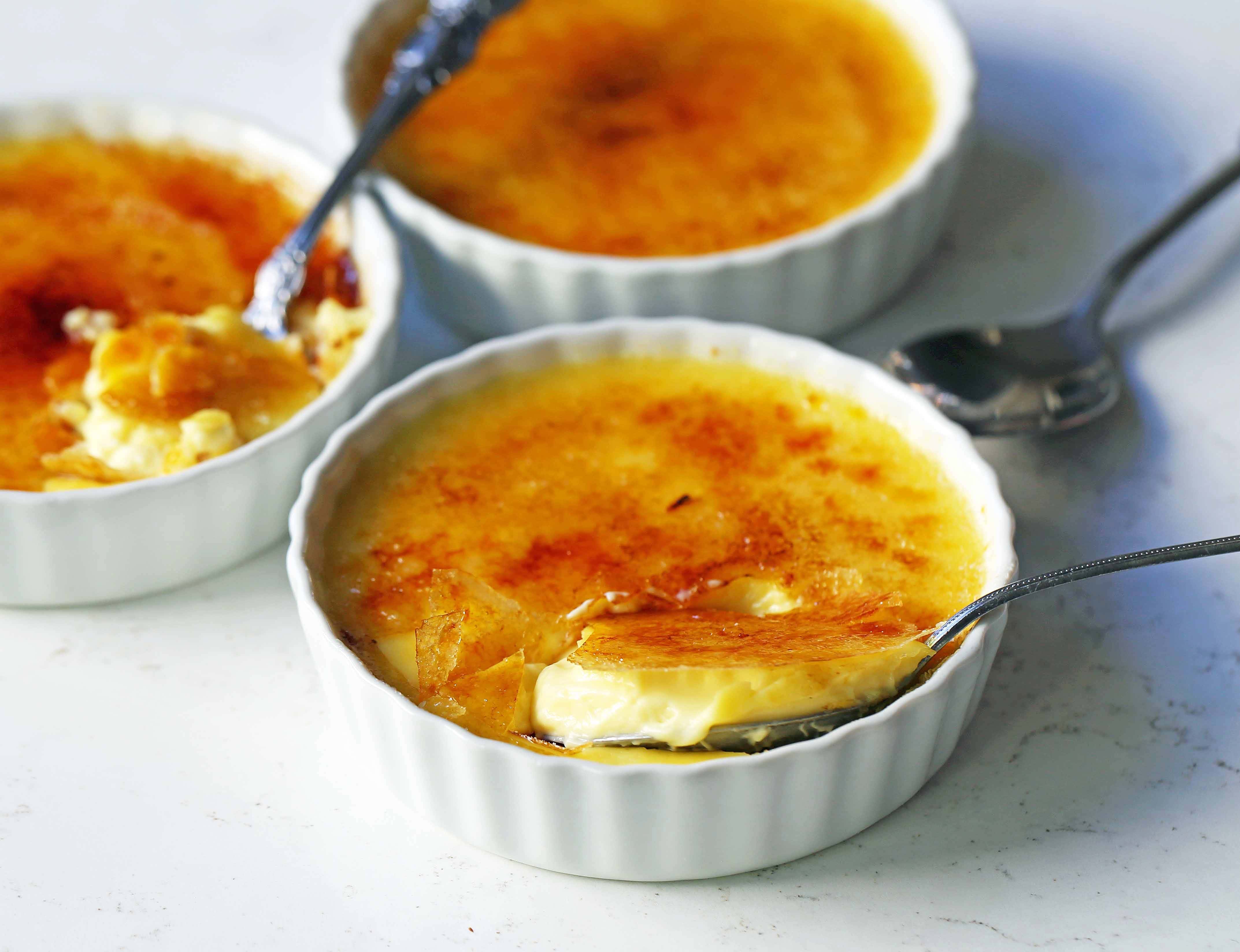 Creme Brulee Recipe. Howto make the best creme brulee. A creamy, silky vanilla custard topped with crisp sugar crust is one of the most popular desserts at restaurants for good reason. www.modernhoney.com #cremebrulee #vanillacremebrulee #dessert #valentinesday #valentinesdaydessert