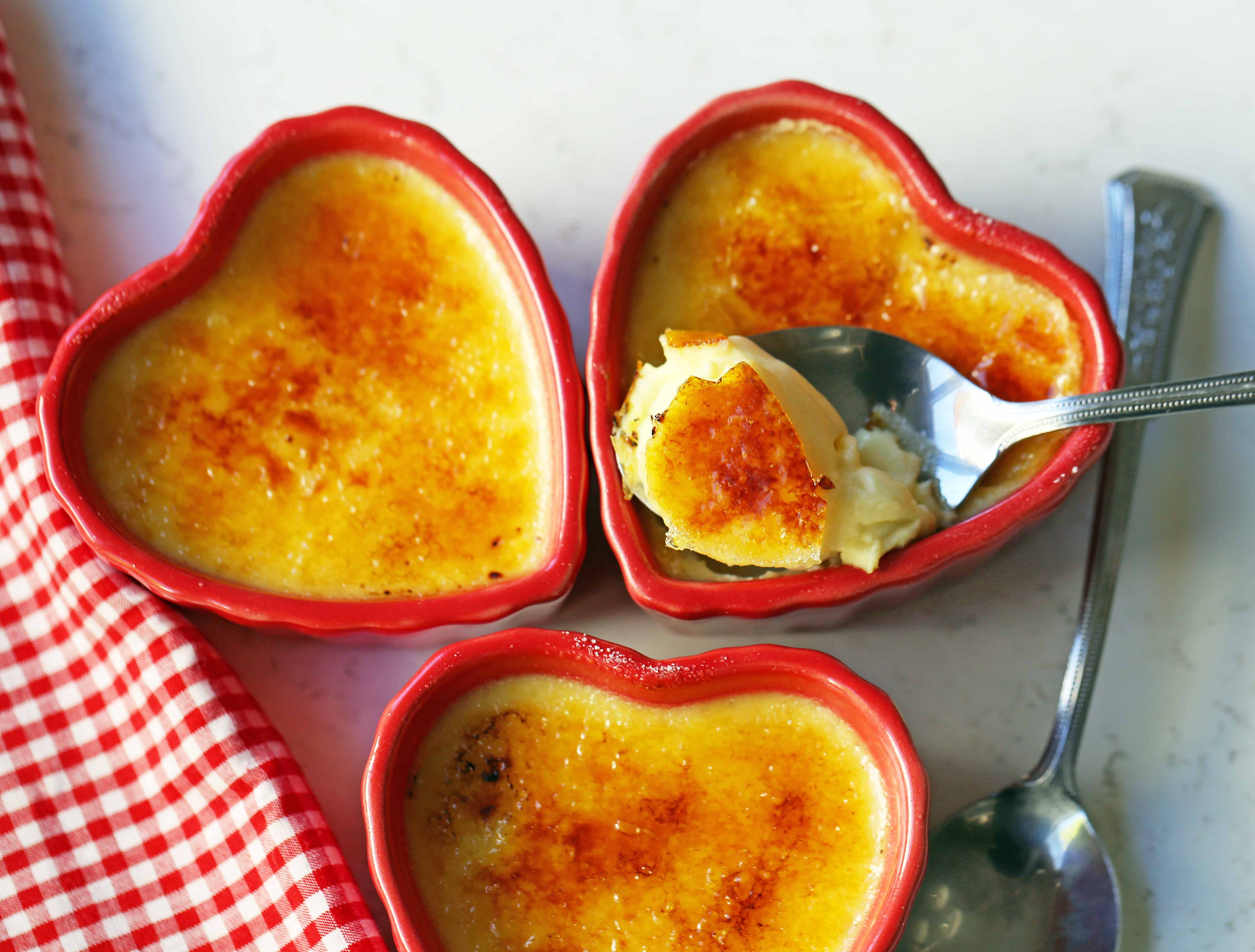 Creme Brulee Recipe. Howto make the best creme brulee. A creamy, silky vanilla custard topped with crisp sugar crust is one of the most popular desserts at restaurants for good reason. www.modernhoney.com #cremebrulee #vanillacremebrulee #dessert #valentinesday #valentinesdaydessert