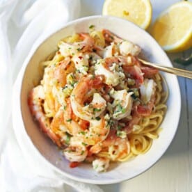 Shrimp Scampi Linguine. Shrimp sauteed in a lemon garlic butter sauce tossed with linguine pasta and made in less than 20 minutes. www.modernhoney.com #shrimp #shrimpscampi #shrimpscampilinguine #pasta #valentinesday