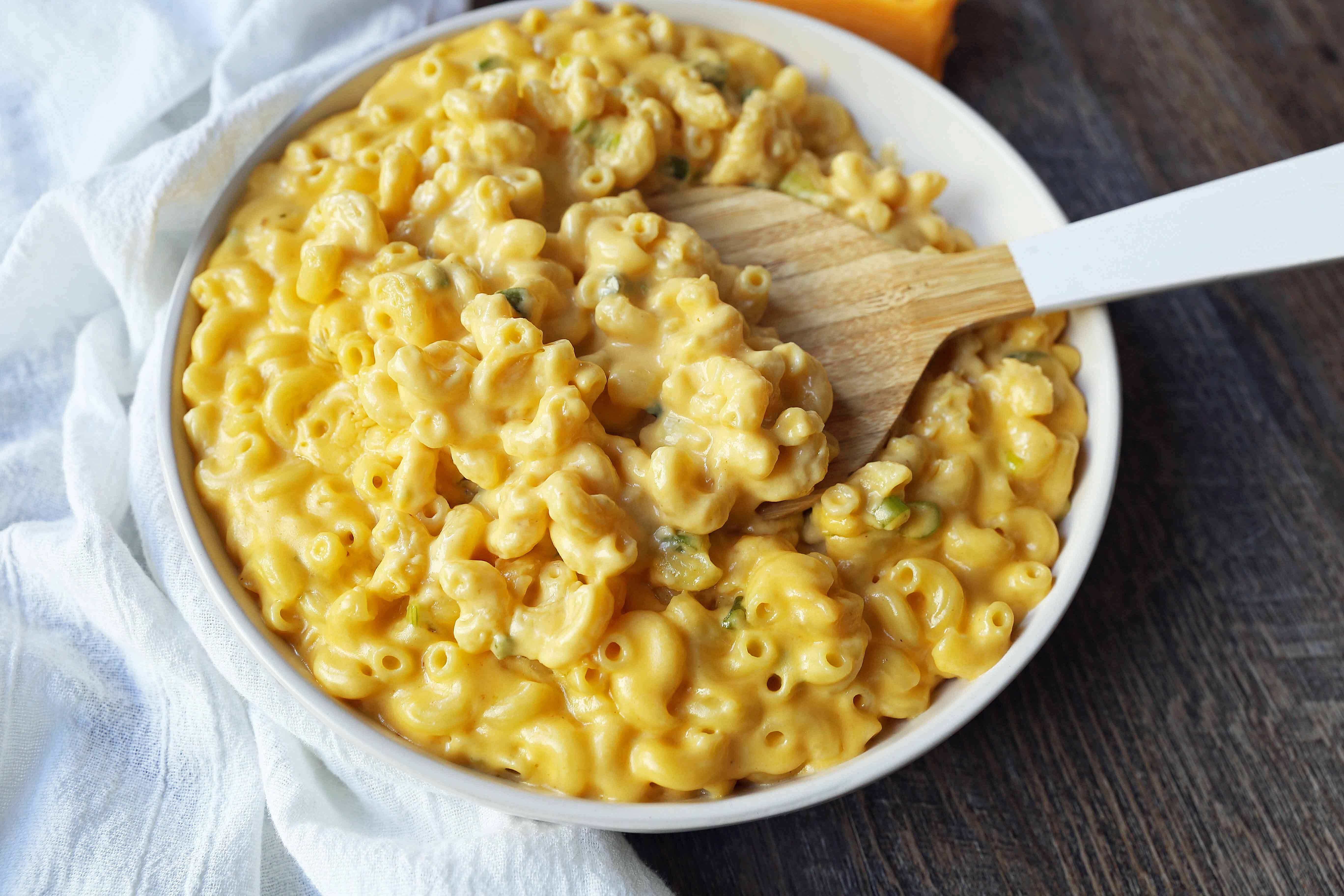 Creamy Jalapeno Macaroni and Cheese. Stovetop homemade creamy macaroni and cheese with sauteed jalapenos. Mac and Cheese with a kick! www.modernhoney.com #macandcheese #macaroniandcheese #jalapenomacandcheese #homemademacandcheese #sidedish