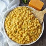 Creamy Jalapeno Macaroni and Cheese. Stovetop homemade creamy macaroni and cheese with sauteed jalapenos. Mac and Cheese with a kick! www.modernhoney.com #macandcheese #macaroniandcheese #jalapenomacandcheese #homemademacandcheese #sidedish