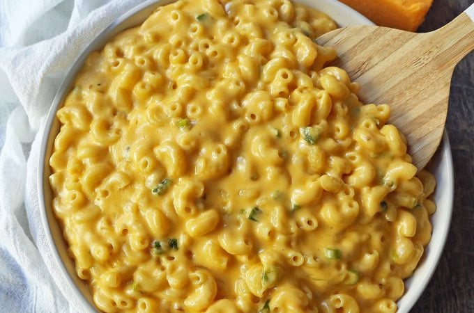 Creamy Jalapeno Macaroni and Cheese. Stovetop homemade creamy macaroni and cheese with sauteed jalapenos. Mac and Cheese with a kick! www.modernhoney.com #macandcheese #macaroniandcheese #jalapenomacandcheese #homemademacandcheese #sidedish