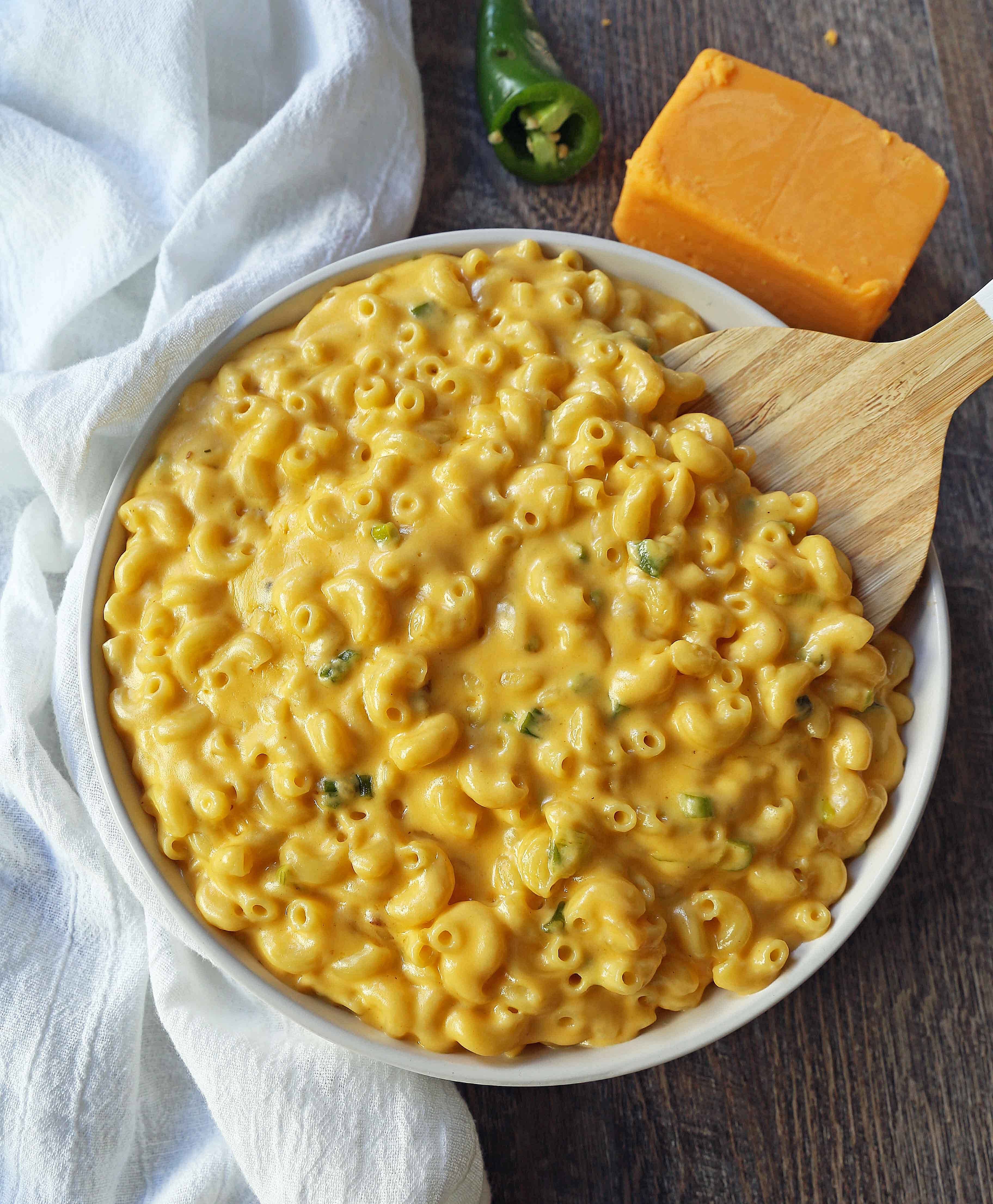 Creamy Jalapeno Macaroni and Cheese. Stovetop homemade creamy macaroni and cheese with sauteed jalapenos. Mac and Cheese with a kick! www.modernhoney.com #macandcheese #macaroniandcheese #jalapenomacandcheese #homemademacandcheese #sidedish