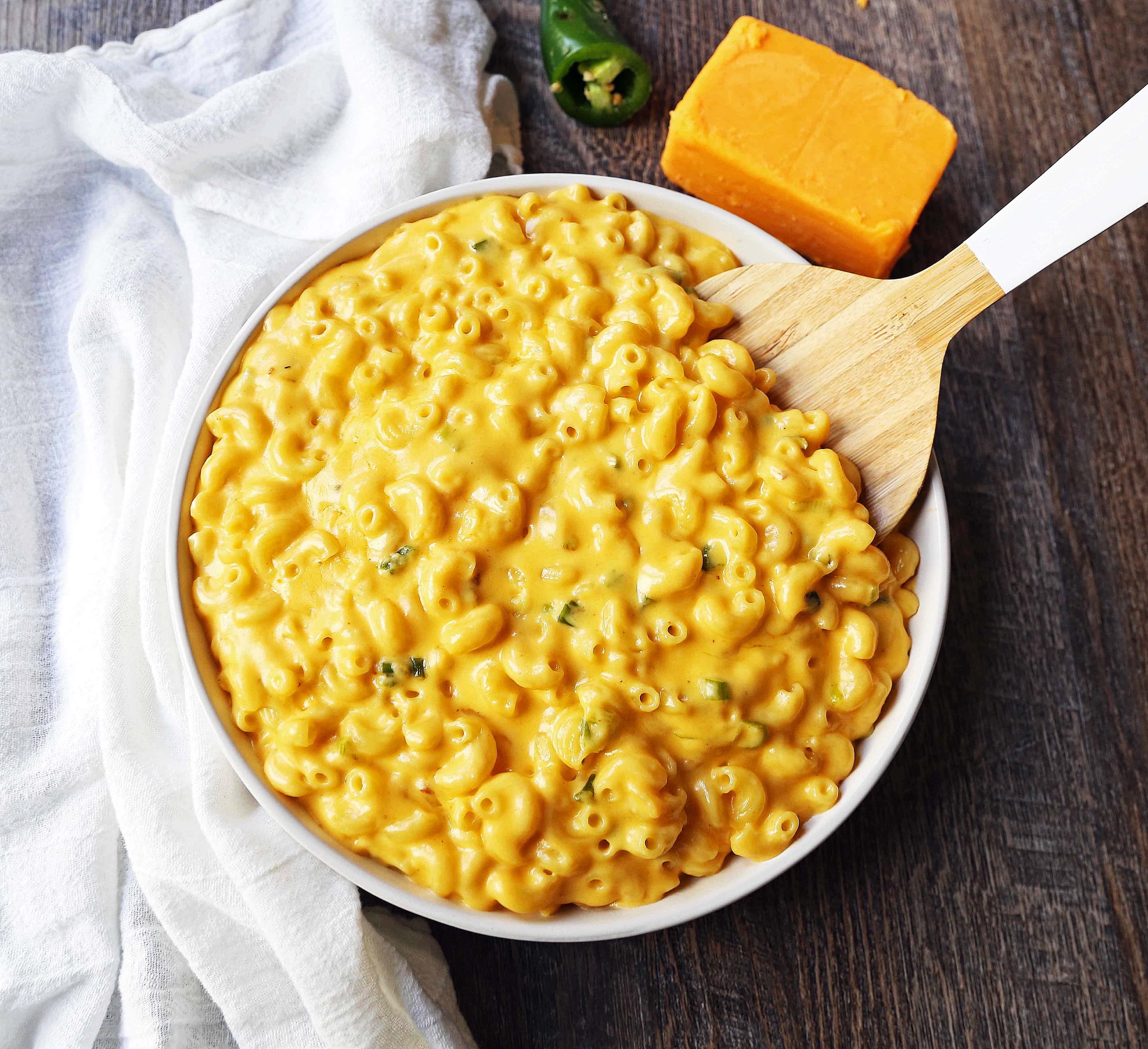 Creamy Jalapeno Macaroni and Cheese. Stovetop homemade creamy macaroni and cheese with sauteed jalapenos. Mac and Cheese with a kick! www.modernhoney.com #macandcheese #macaroniandcheese #jalapenomacandcheese #homemademacandcheese #sidedish