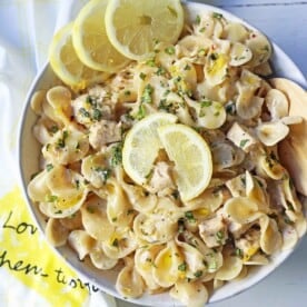 Creamy Lemon Chicken Pasta.Sauteed chicken in a rich creamy lemon basil sauce tossed with your favorite kind of pasta. A quick and easy 30-minute meal! www.modernhoney.com #lemonpasta #lemonchickenpasta #pasta #pastarecipes