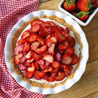 Strawberry Cream Cheese Pie. An easy sweet cream cheese pie with a buttery graham cracker crust and topped with glazed strawberries. The best strawberry pie! #strawberrypie #strawberries #pie #easter #easterdessert #creamcheesepie