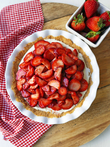 Strawberry Cream Cheese Pie. An easy sweet cream cheese pie with a buttery graham cracker crust and topped with glazed strawberries. The best strawberry pie! #strawberrypie #strawberries #pie #easter #easterdessert #creamcheesepie