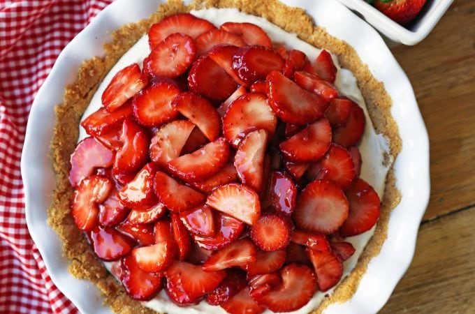 Strawberry Cream Cheese Pie. An easy sweet cream cheese pie with a buttery graham cracker crust and topped with glazed strawberries. The best strawberry pie! #strawberrypie #strawberries #pie #easter #easterdessert #creamcheesepie