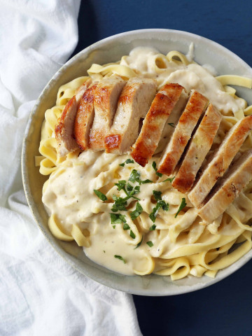 Chicken Fettucine Alfredo. Creamy parmesan cream sauce tossed with fettuccine pasta and topped with sauteed chicken. How to make the best chicken fettuccine alfredo. www.modernhoney.com #fettuccinealfredo #chickenfettuccinealfredo #pasta