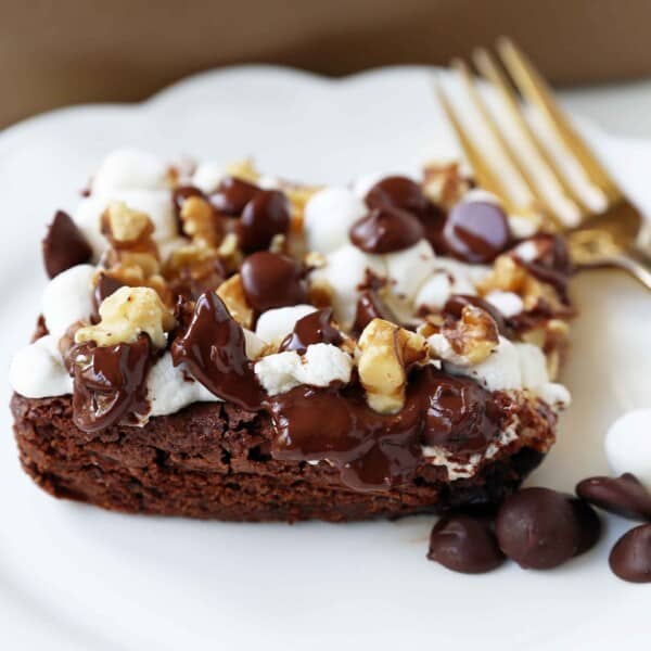 Rocky Road Brownies. Homemade decadent chocolate brownies topped with melted marshmallows, chocolate chips, and walnuts. A classic brownie! www.modernhoney.com #rockyroad #rockyroadbrownies #gourmetbrownies