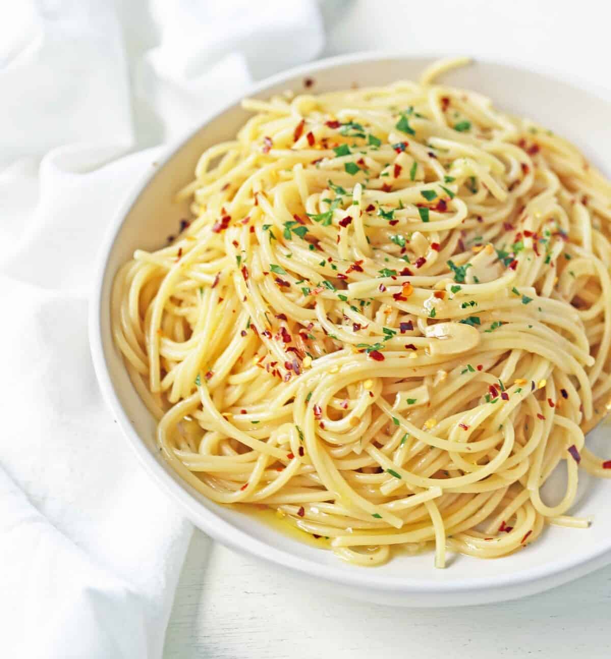 Spaghetti Aglio e Olio (Spaghetti with Garlic and Olive Oil) – Modern Honey