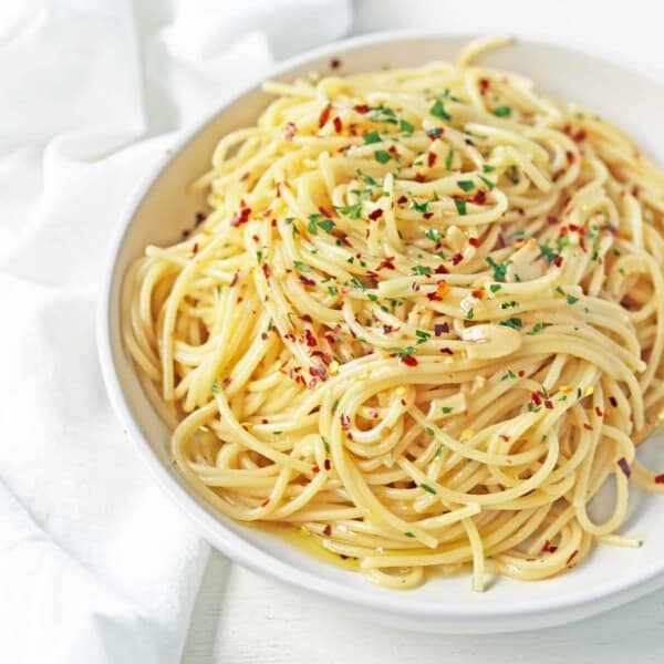 Spaghetti Aglio e Olio. Spaghetti tossed in sauteed garlic, olive oil, red pepper flakes, and fresh parsley. A quick and easy authentic pasta dish! Spaghetti with Garlic and Oil is 20 minute meal. www.modernhoney.com #pasta #spaghetti