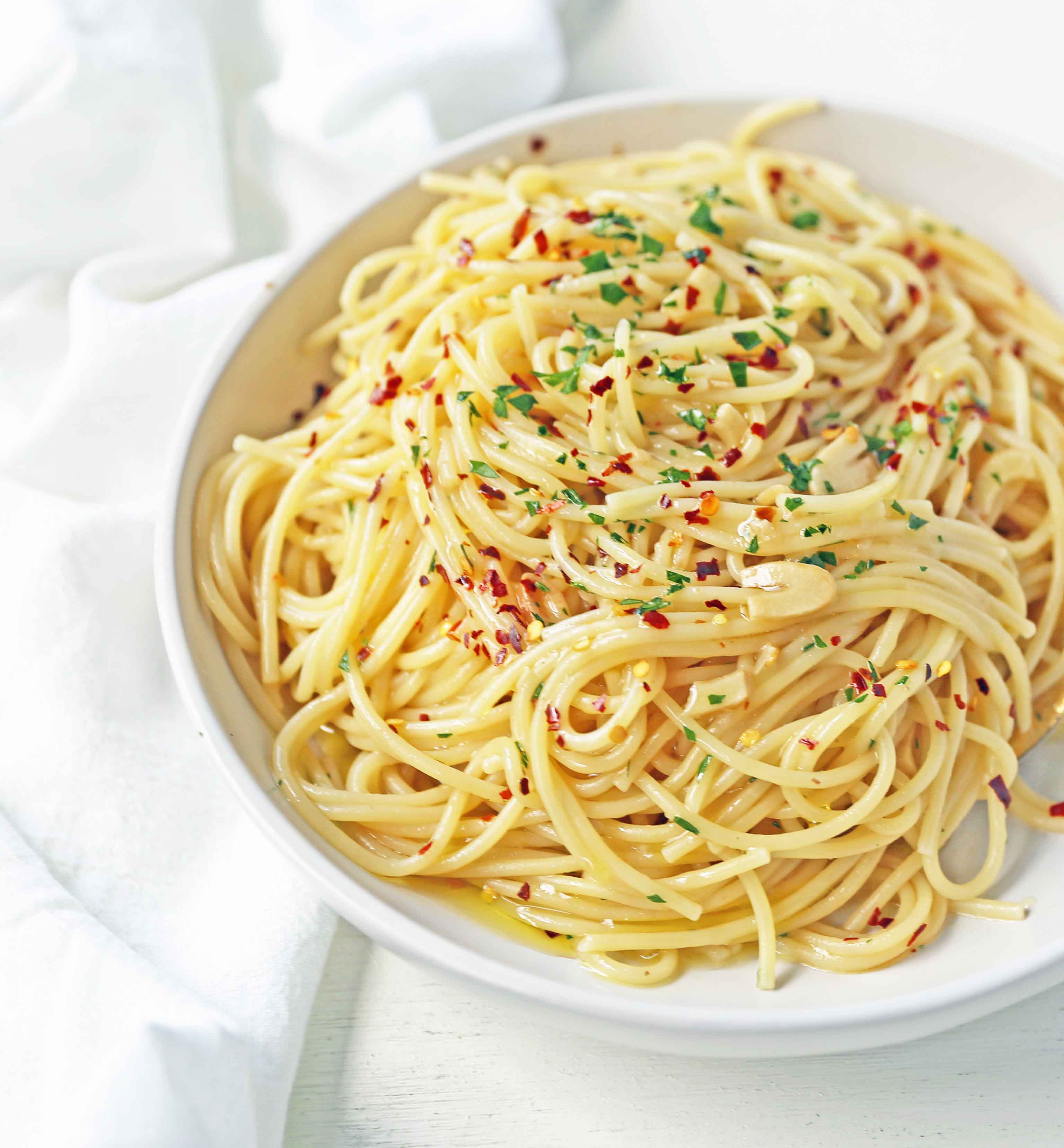 Spaghetti Aglio e Olio. Spaghetti tossed in sauteed garlic, olive oil, red pepper flakes, and fresh parsley. A quick and easy authentic pasta dish! Spaghetti with Garlic and Oil is 20 minute meal. www.modernhoney.com #pasta #spaghetti 