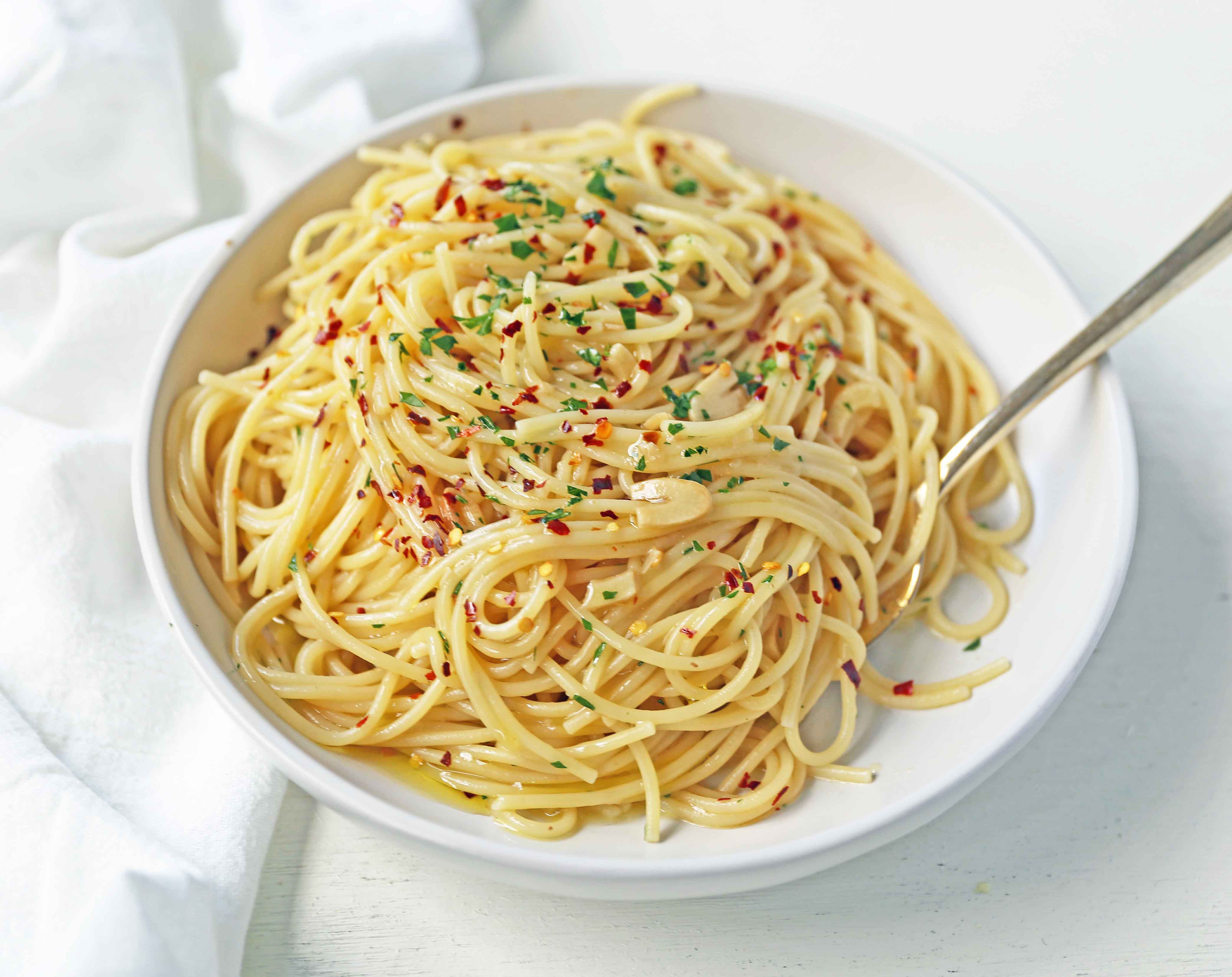 Spaghetti Aglio e Olio. Spaghetti tossed in sauteed garlic, olive oil, red pepper flakes, and fresh parsley. A quick and easy authentic pasta dish! Spaghetti with Garlic and Oil is 20 minute meal. www.modernhoney.com #pasta #spaghetti 