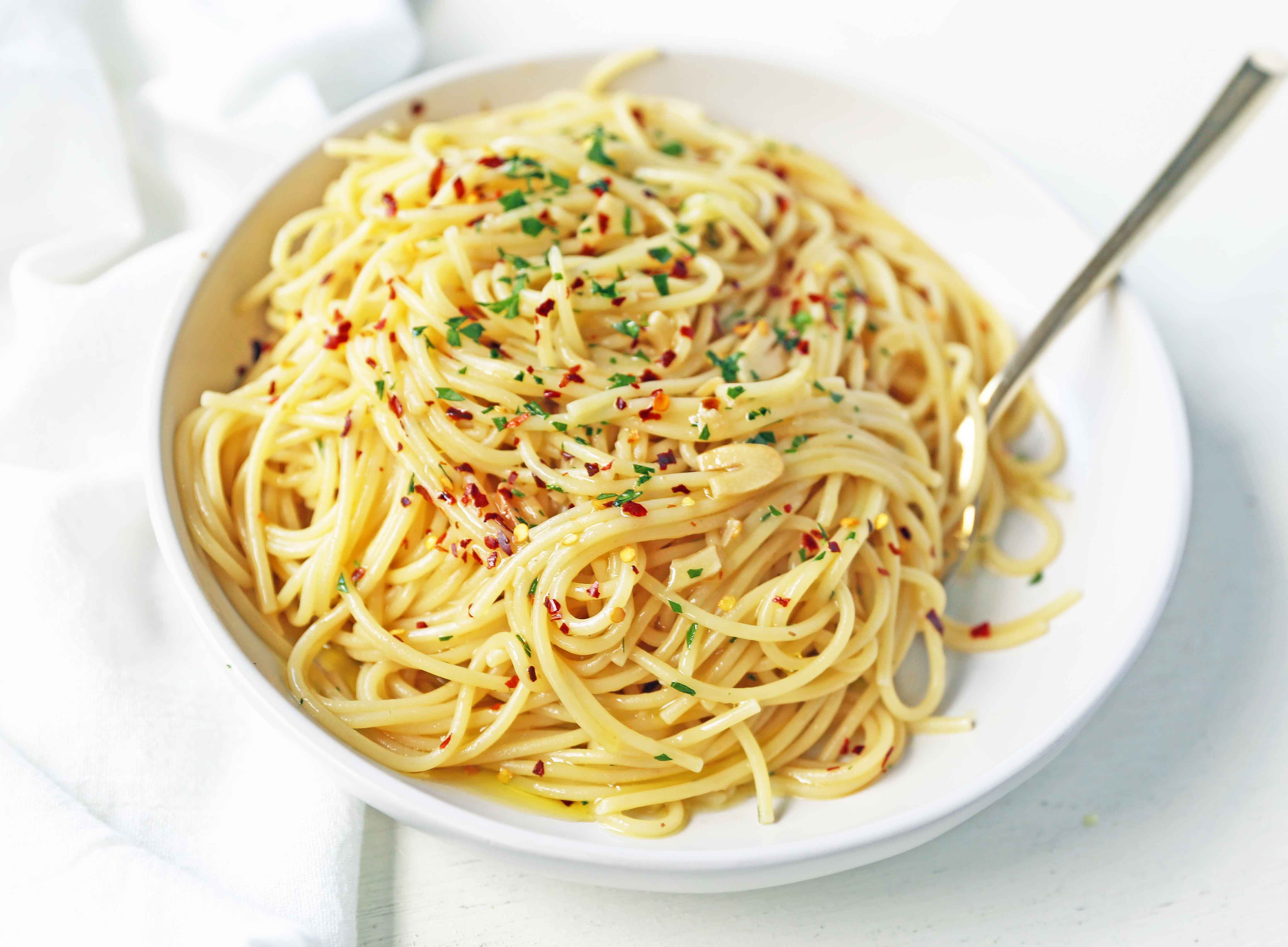 Spaghetti Aglio e Olio. Spaghetti tossed in sauteed garlic, olive oil, red pepper flakes, and fresh parsley. A quick and easy authentic pasta dish! Spaghetti with Garlic and Oil is 20 minute meal. www.modernhoney.com #pasta #spaghetti 