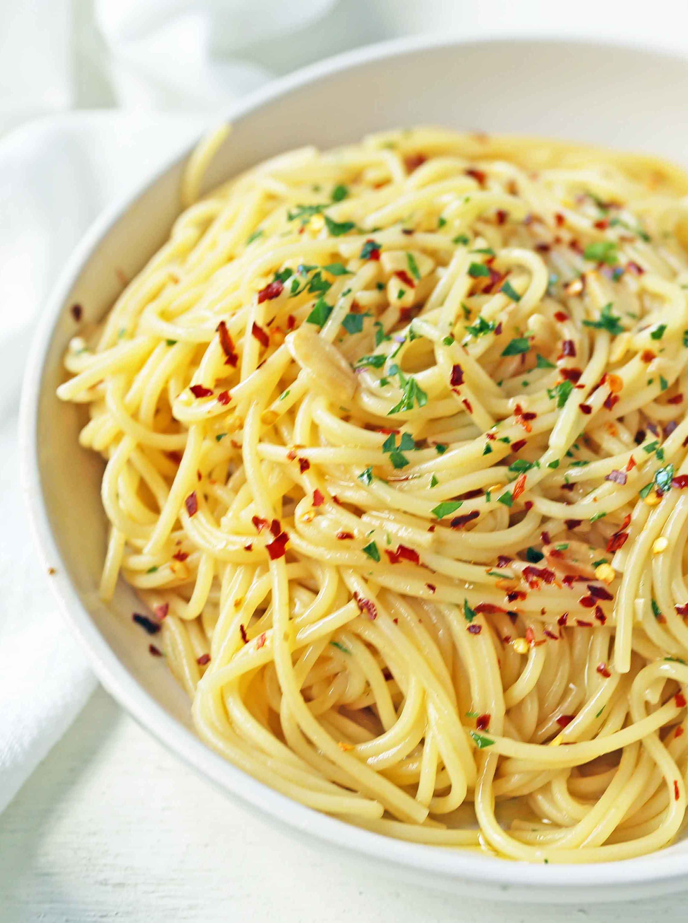 Spaghetti Aglio e Olio. Spaghetti tossed in sauteed garlic, olive oil, red pepper flakes, and fresh parsley. A quick and easy authentic pasta dish! Spaghetti with Garlic and Oil is 20 minute meal. www.modernhoney.com #pasta #spaghetti 