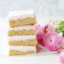 Sugar Cookie Bars. Soft and chewy sugar cookie bars with a sweet cream cheese frosting. The perfect sugar cookie bar recipe! www.modernhoney.com #sugarcookiebars #frostedsugarcookiebars #sugarcookies