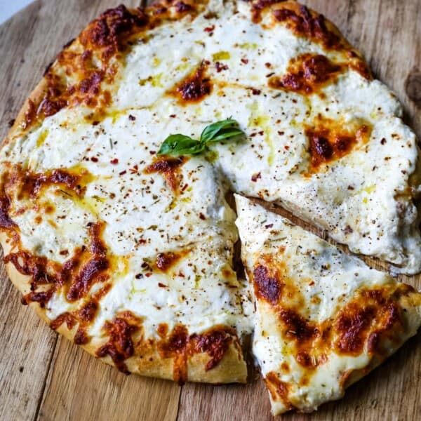 The Best 3-Cheese White Pizza A New-York Style white pizza with drizzled olive oil, mozzarella, parmesan, and ricotta cheese with Italian herbs. www.modernhoney.com #pizzabianca #whitepizza #pizza