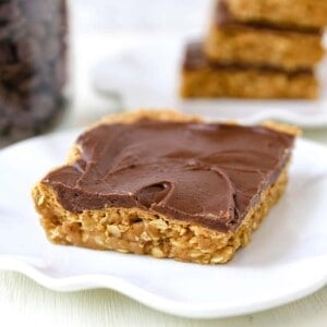 Chocolate Peanut Butter Cookie Bars Peanut Butter Oatmeal Cookie Bars with a Creamy Chocolate Frosting. A chocolate peanut butter lover's dream! Peanut Butter Fingers Recipe. www.modernhoney.com #chocolatepeanutbutter #peanutbutterbars #dessertbars