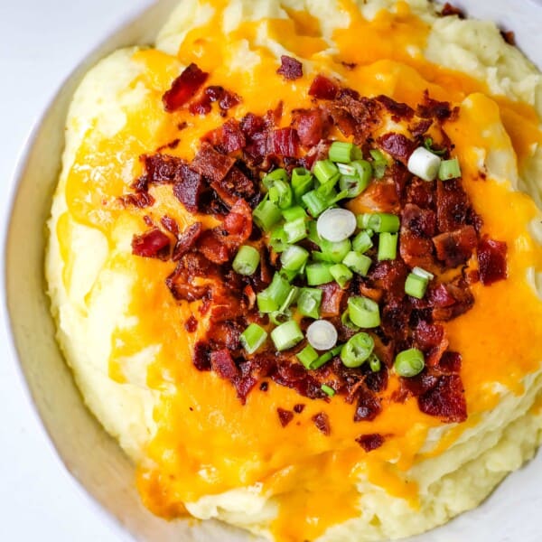 Loaded Mashed Potatoes. Creamy buttery mashed potatoes with sour cream, cheddar cheese, crispy bacon, and green onions. The perfect flavorful side dish that everyone loves! #mashedpotatoes #loadedmashedpotatoes #potatoes #sidedish