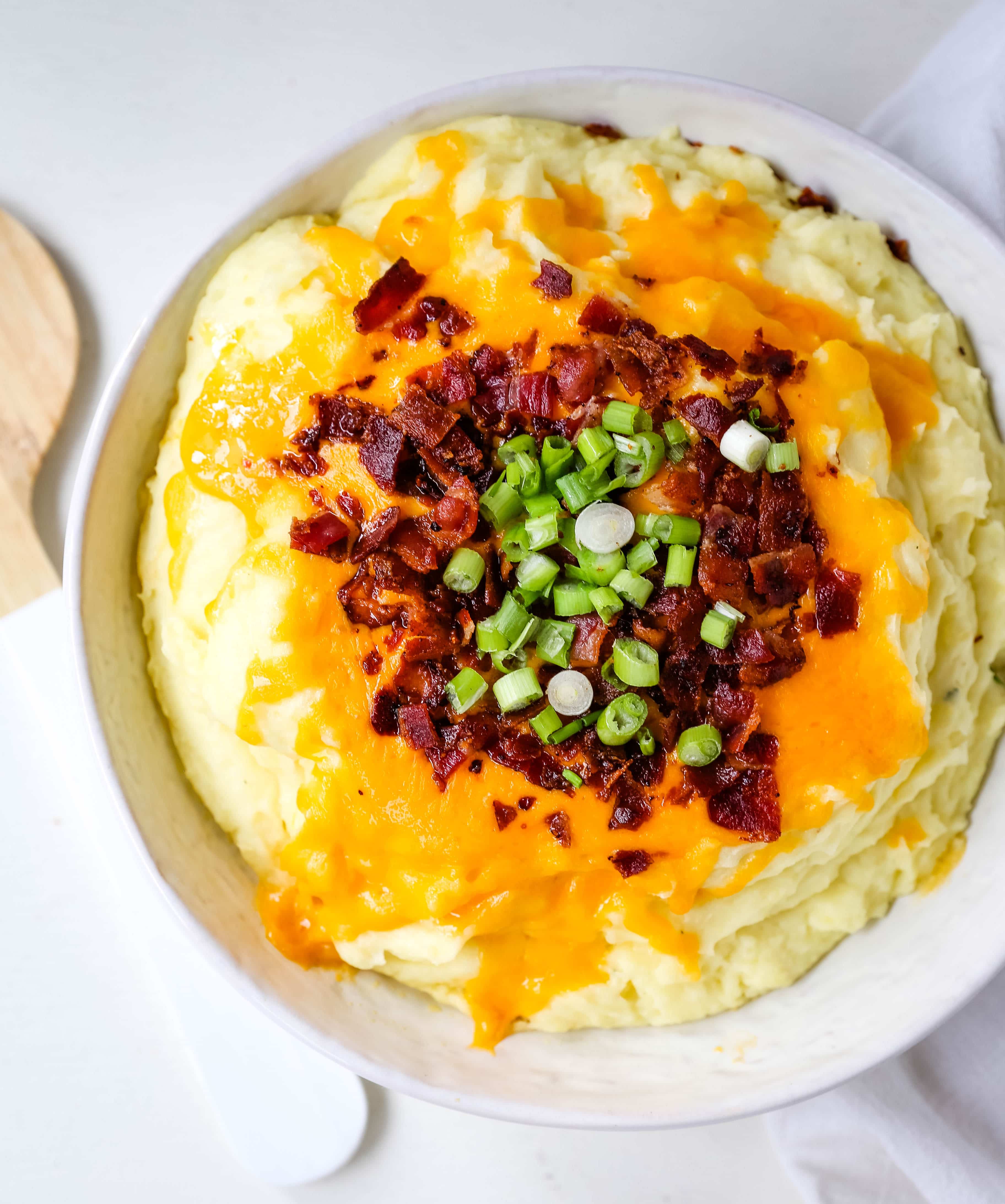 Loaded Mashed Potatoes. Creamy buttery mashed potatoes with sour cream, cheddar cheese, crispy bacon, and green onions. The perfect flavorful side dish that everyone loves! #mashedpotatoes #loadedmashedpotatoes #potatoes #sidedish