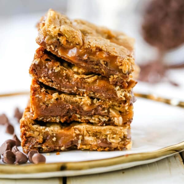 Caramelitas Chocolate Caramel Oatmeal Bars. Buttery oatmeal cookie layer with gooey sweet caramel and rich milk chocolate.  The perfect caramelita bar recipe! www.modernhoney.com #caramelitas #chocolatecaramelbars #dessertbars